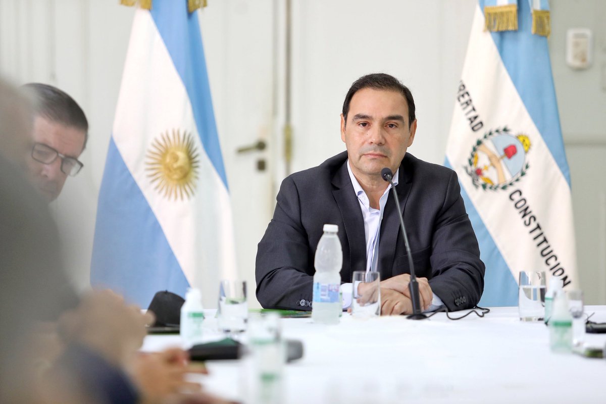 gustavovaldesok's tweet photo. Reunión de Gabinete junto a todos los ministros del @CorrientesGob. Con la Emergencia Ígnea de la provincia como tema central, evaluamos la realidad de las zonas afectadas y diagramamos estrategias de asistencia en función de lo relevado en terreno durante los últimos días. https://t.co/YqwLOK9Tsm