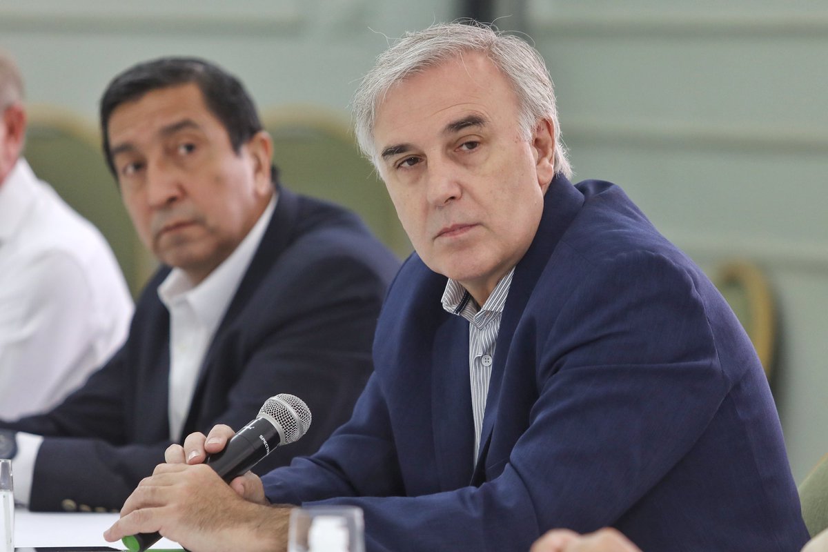 gustavovaldesok's tweet photo. Reunión de Gabinete junto a todos los ministros del @CorrientesGob. Con la Emergencia Ígnea de la provincia como tema central, evaluamos la realidad de las zonas afectadas y diagramamos estrategias de asistencia en función de lo relevado en terreno durante los últimos días. https://t.co/YqwLOK9Tsm