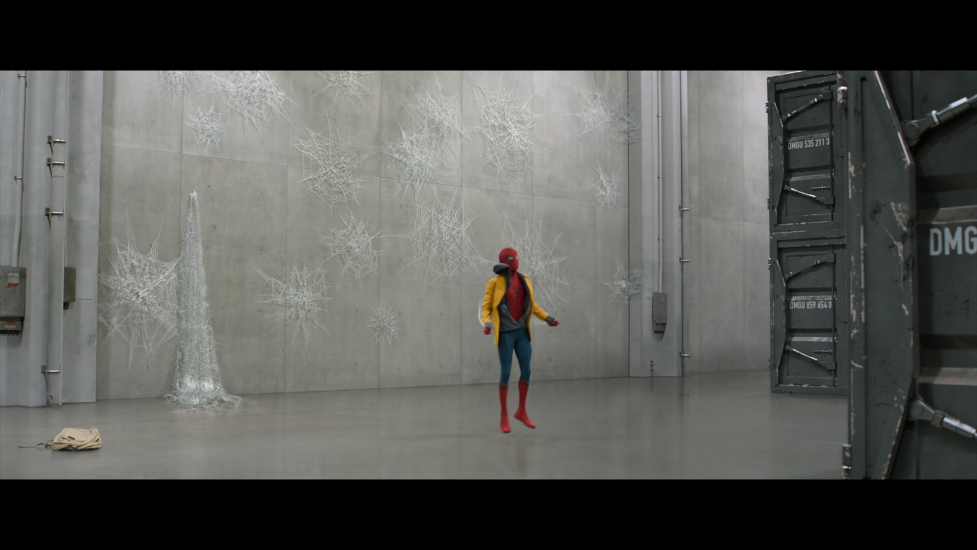 マーベル映画 英語塾 正解はwithです Be Covered With に覆われる The Wall Is Covered With Patches Of Spiderwebs Now 壁は今 蜘蛛の巣で覆われている スパイダーマンの出した糸って溶けるらしいですね じゃないとnyは蜘蛛の巣だらけに 笑