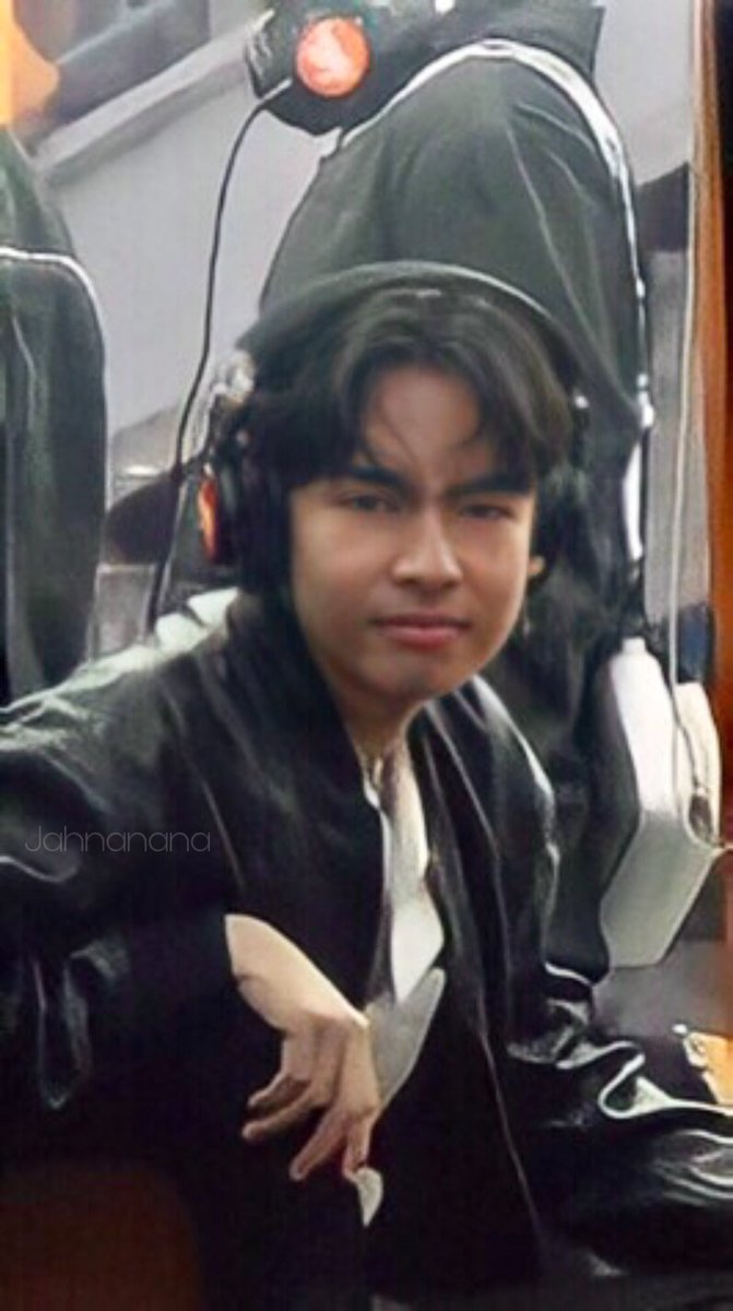 Jahnanana's tweet photo. This photo sequence of @jah447798 being confused hahahahaha di ko alam kung ano tinitignan niya dito hahaha

SB19 ON WISH BUS
#SB19BackInTheWishBus 
@SB19Official #SB19
#SB19_JUSTIN https://t.co/9EHtjBDqV0