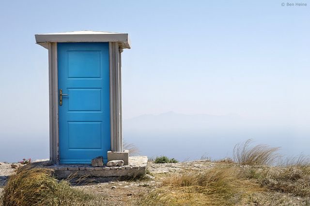 SIMPSONVILLAGEx's tweet image. 🔔 อัพเดทโลเคชั่นใหม่!!

ขึ้นไปถึงยอดเขาหลังหมู่บ้าน หน้าผาฝั่งทิศตะวันตก จะพบกับประตูสีฟ้า ให้ขึ้นไปถ่ายรูป 

เชื่อว่าประตูนี้จะพาไปยังทุกพิกัดที่อยู่บนโลก
ลองหมุนรหัสพิกัดที่ติดบริเวณด้ามจับประตูดูสิ 

อย่าลืมพิกัด 52.1322° N, 5.2915° E
เพื่อเดินทางกลับหมู่บ้าน
#SIMPVL_CHECKin