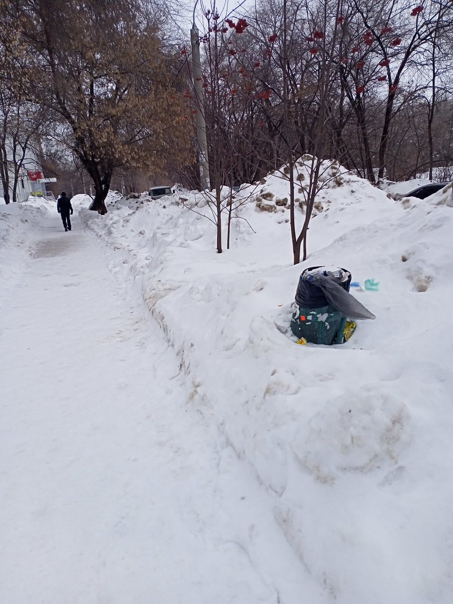 15мкр.Пр.К-Маркса напротив дома 472,462 вдоль пешеходного тротуара необходимо убрать мусор из урн.
<a href="/SamMobilePriem/">Мобильная приемная Губернатора Самарской области</a> <a href="/DepGorHozSamara/">Департамент ГХиЭ</a>