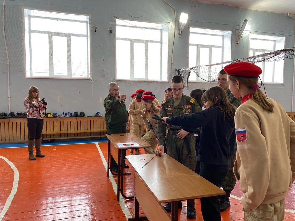 Сегодня в МБОУ Школа № 121 совместно с ДОСААФ России прошло мероприятие, приуроченное к празднованию Дня защитника отечества🪖
В ходе мероприятия учащихся школы научили сборке/разборке АК47, а также члены клуба «Юный автомобилист» ДОСААФ России провели практику по стрельбе