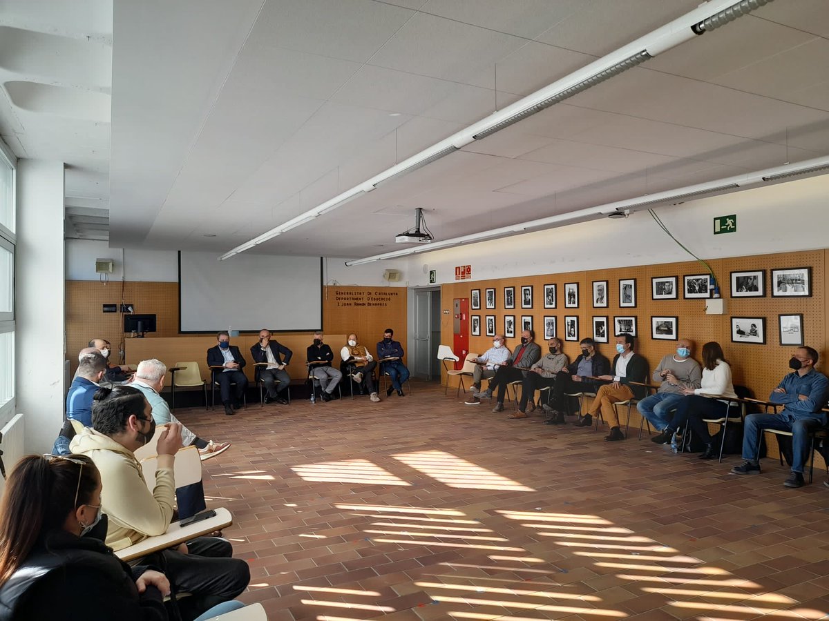 NodeGarraf's tweet image. Una trentena de Xefs del #Garraf s'han reunit avui a @iesjrbenapres La intenció és promocionar la gastronomia comarcal, a partir dels productes autòctons i de proximitat i també de la tradició culinària, com els enyorats ranxos a bord. Seguim amb l'estratègia Turisme Gurmet.