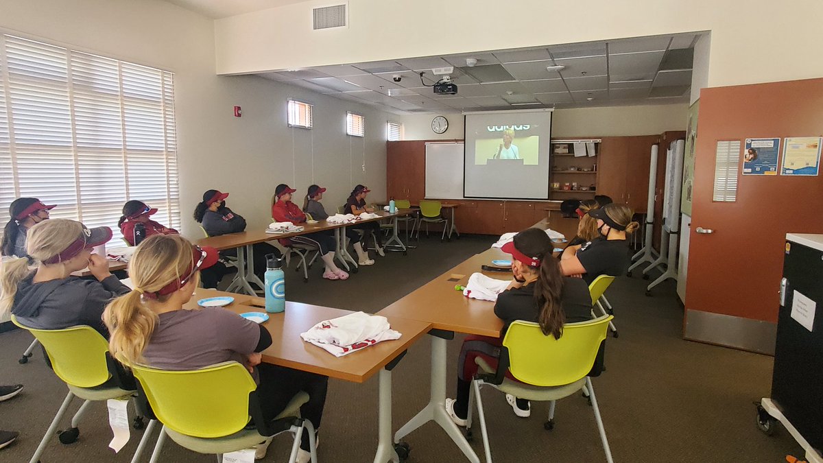 SPHSsoftball_'s tweet photo. Team bonding day listening to the best coach in the game Sue Enquist!
#33%rule #Dontbeabarfer #Top3rd https://t.co/KZb37nsYDa