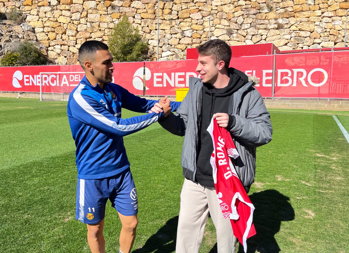 NASTICTARRAGONA's tweet photo. 💯 Els guanyadors dels respectius sortejos de la samarreta de @daniromera9 i @Xotiko11 ja tenen el seu premi‼️
🤝 El Miguel Ángel Yuste i la Laura Nieto les han rebut de mans dels jugadors grana
➕ sortejos en els propers dies 😉
#TocaSorteig https://t.co/6r6MKh77U7