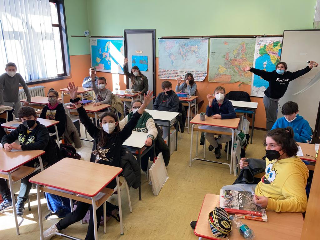 Italianstarteam's tweet photo. Buongiorno! Questa è la nostra classe, siamo la 2^C dell'Istituto Comprensivo di #Viguzzolo @Ic_Viguzzolo, ma per #ASOC2122 saremo #ItalianStarTeam https://t.co/4bkRV4vEwJ