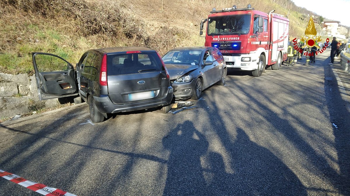 vvfveneto's tweet photo. #21febbraio #Torrebelvicino(VI), nel pomeriggio, scontro tra due auto lungo la #SP46 in località Asse: ferite due donne. #Vigilidelfuoco estraggono una passeggera rimasta ferita all’interno dell’abitacolo. Le due donne  stabilizzate dal @SUEM_Veneto e trasferite in ospedale https://t.co/5S9AUdYCZy