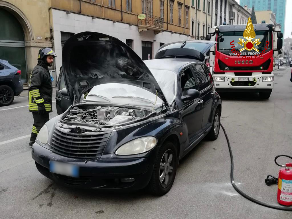 vvfveneto's tweet photo. #21febbraio #Torrebelvicino(VI), nel pomeriggio, scontro tra due auto lungo la #SP46 in località Asse: ferite due donne. #Vigilidelfuoco estraggono una passeggera rimasta ferita all’interno dell’abitacolo. Le due donne  stabilizzate dal @SUEM_Veneto e trasferite in ospedale https://t.co/5S9AUdYCZy