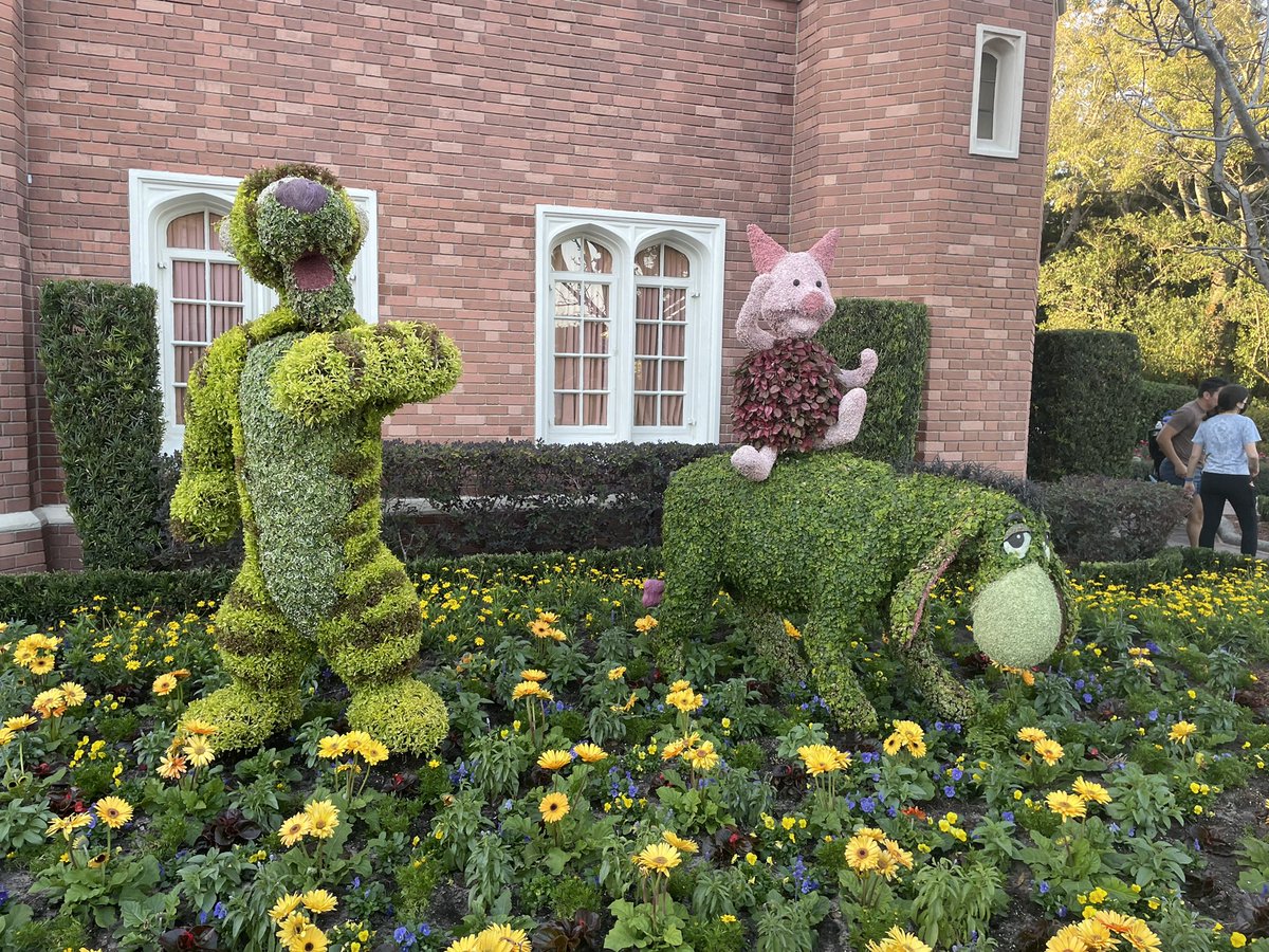 Leowyn24's tweet photo. @WDWNT Winnie the Pooh, Piglet, Rabbit, Eeyore and Tiger are in England and Peter Pan, Captain Hook and the Crocodile and between England and Canada. https://t.co/THSS1ZRZRF