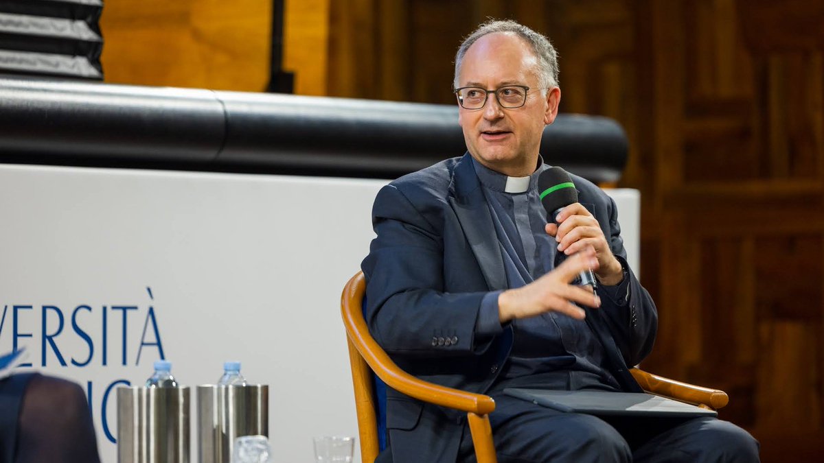Unicatt's tweet photo. .@antoniospadaro: "La risposta non può che essere sì. Spesso nel rapporto uomo/donna si parla di complementarietà. Trovo stonato questo approccio, bisogna parlare di reciprocità. Lentamente ma stiamo andando in questa direzione" @civcatt #unicatt100 https://t.co/l12hbdu2Bw