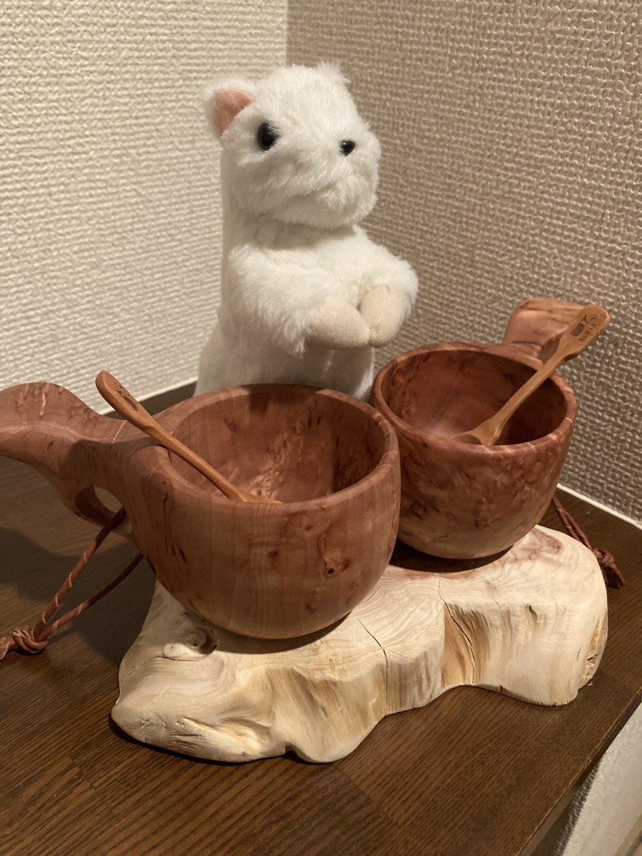 カップはククサという北欧発祥の白樺のコブをくり抜いて作られる木製カップです…
ククサは贈られた人が幸せになると言い伝えられてます😊写真は会社辞めたとき頂いたククサ
北欧領よりよろしくお願いいたします…