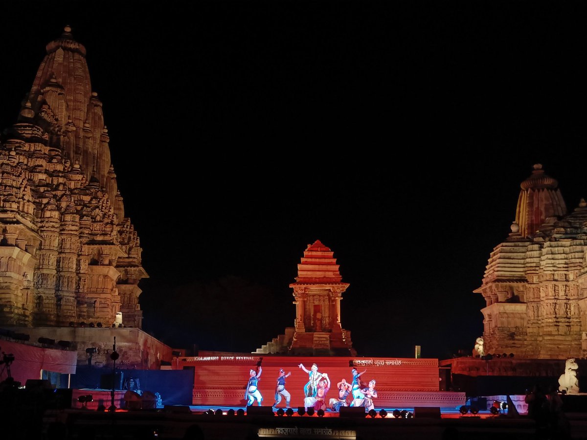 tellme_360's tweet photo. The beautiful end of the day with last kuchipudi dance performance, Under such mesmerising spiritual environment, #KhajurahoDanceFestival 
By Jayarama Rao and Troupe-Delhi 

#mptourism  #Khajuraho  @ramakiyer @MadanRao @TeamIndiacom #Dance
@vsrinivasarao18 @incredibleindia https://t.co/VmKUu3nHEm