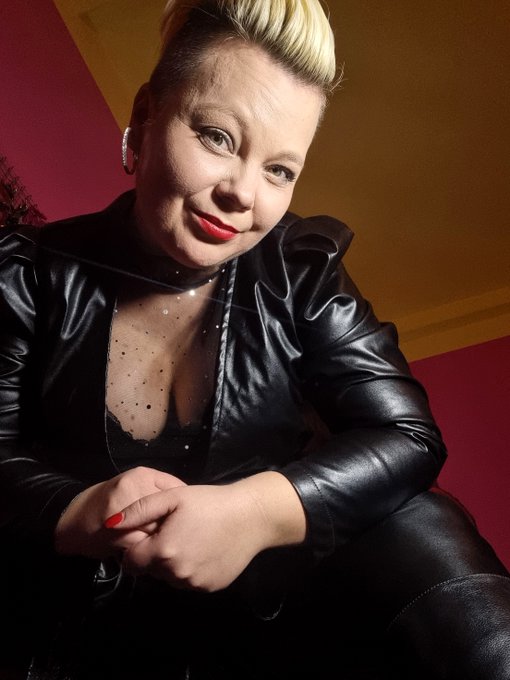 Ich werde dir deinen rechtm&auml;&szlig;igen Platz zeigen, Sklave!  #mistress #domina #slavetraining #femdom #findom<a href="/tag/leather"class="tags"><span>#leather</span></a><a href="/tag/femdom"class="tags"><span>#femdom</span></a><a href="/tag/domina"class="tags"><span>#domina</span></a><a href="/tag/boots"class="tags"><span>#boots</span></a><a href="/tag/mistress"class="tags"><span>#mistress</span></a><a href="/tag/bondage"class="tags"><span>#bondage</span></a>