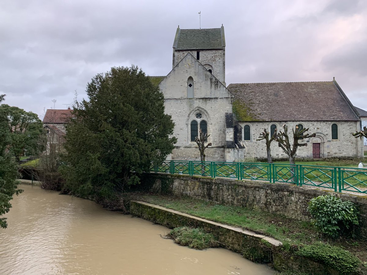 ASurmelin's tweet photo. #Rivières et #coursd’eau que nous aimons : La Semoigne et son #lavoir, à Verneuil (51), au pied de l’église. https://t.co/X9npFmBxgi