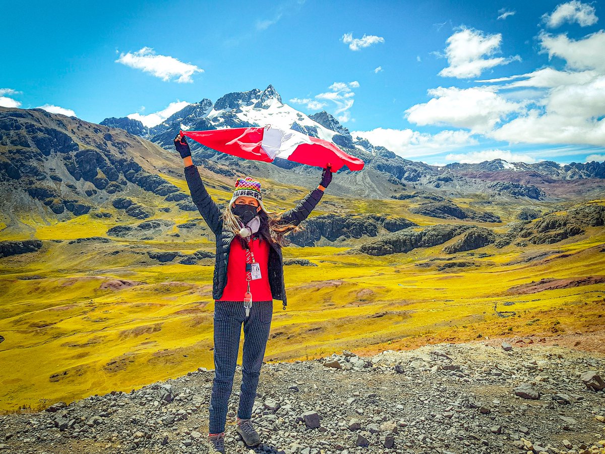 Desde Perú, feliz día internacional del Guía de Turismo. 🥰🇵🇪 Un saludo fraterno a todos los colegas del mundo que también desempeñan esta mágica profesión. 😍 #ITGD2022 #internationaltouristguideday 
📸 Nevado Rajuntay #RestartTourism