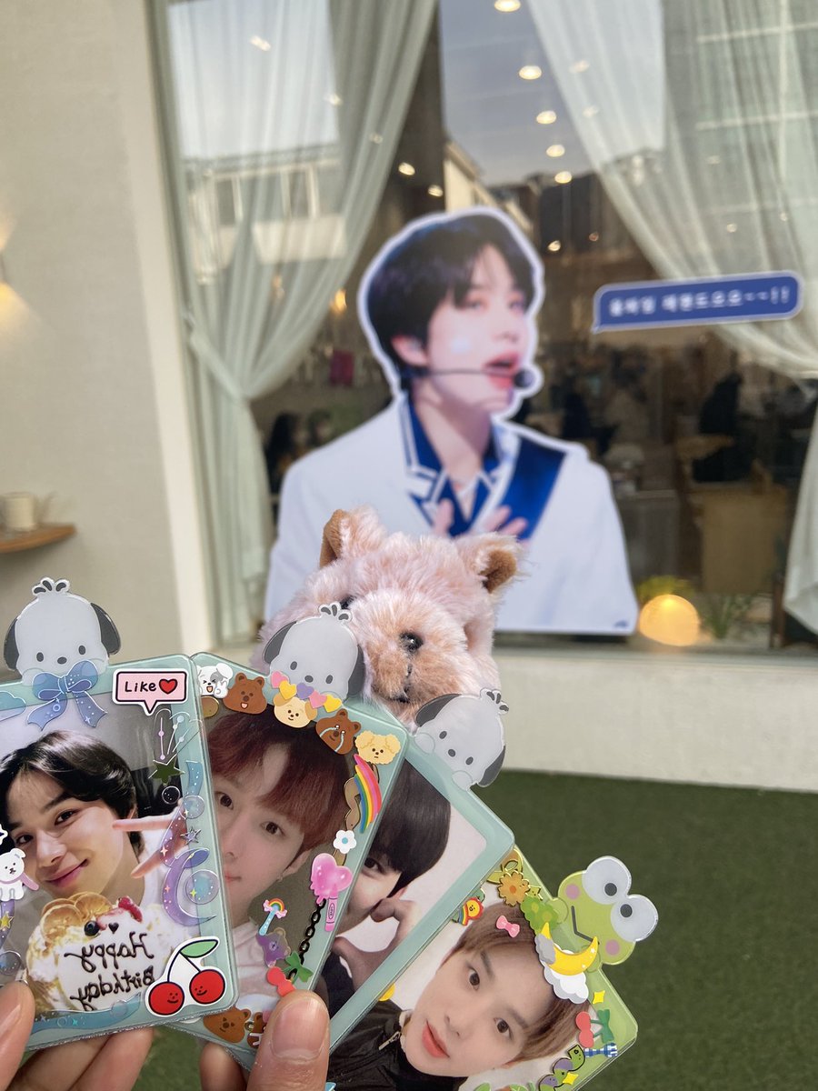 luvkimbro's tweet photo. #정우의_성장속도_219KM

정우 생일 기념 카페로 간 곳 중에 단연 최고.. 였습니다ㅠㅠ 특전도 진짜 제일 알차고 안에도 굿즈들과 영상들로 넘 알차고 이쁘게 꾸며져있어서 볼 거리도 많았고 기억에도 가장 많이 남아요🤍 포토부스도 있어서 넘 색다르고 특별한 기억으로 남을 수 있었어요ㅠ짱짱💚 https://t.co/8xHzrEqACz