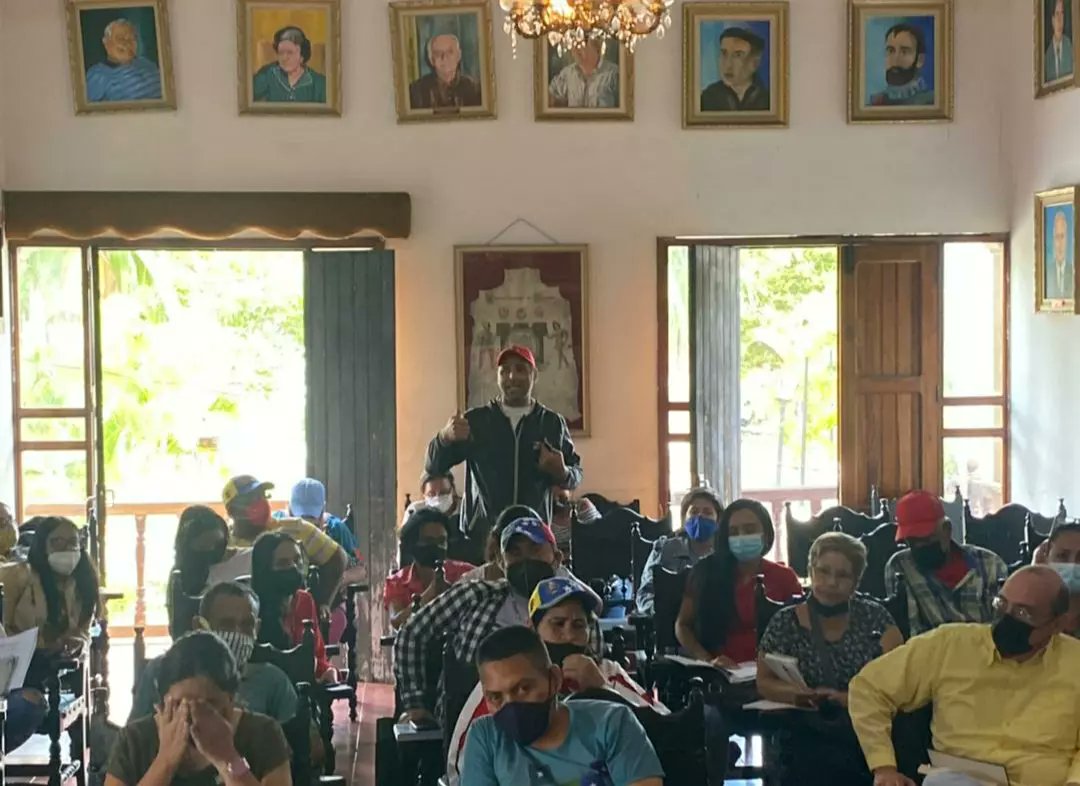 PsuvTrujillo20's tweet photo. Asamblea de Socialización con el equipo político del PSUV en en Municipio Escuque. Rumbo al proceso de consultas con nuestras UBCH. En unidad perfecta por el fortalecimiento de la revolución. https://t.co/mGsVTdoe2O