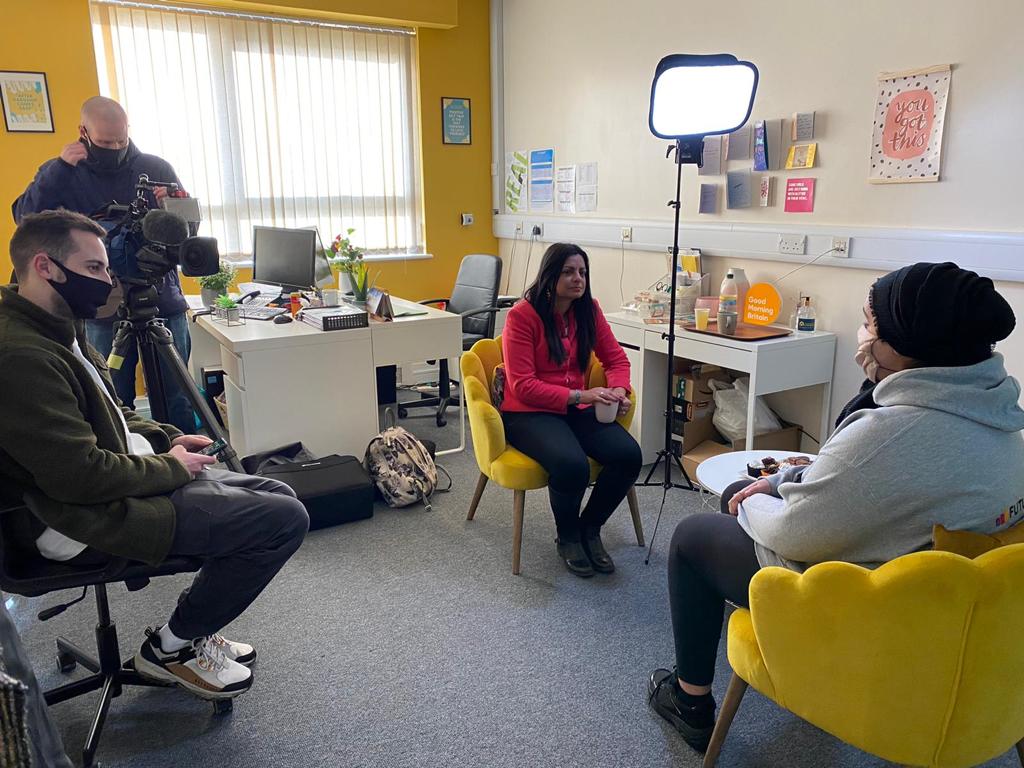 ***Watch us tonight on Channel 4 at 7pm***
Great to have @Marium_Zumeer0 down @khidmat_centres this morning talking to @Channel4News @darshnasoni about her feelings around the government abolishing the isolation period for covid & hear her personal journey #voiceandinfluence