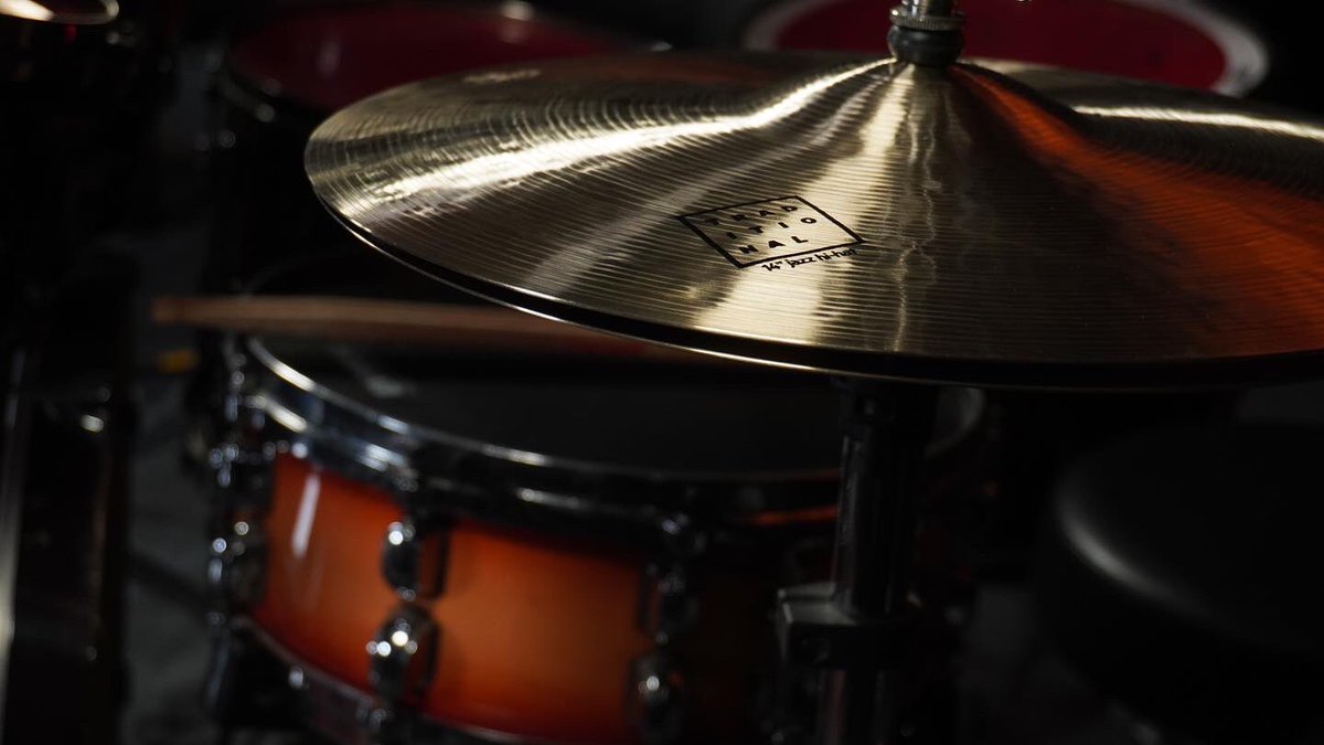 Tarzına göre !!
 Cross stüdyolarında seni  #traditionaljazz serisi bekliyor.
<a href="/istanbulagop/">Istanbul Agop</a> 
#istanbulagop #crossstüdyoları #crosslounge #drums #drumset #recording #recordingstudio