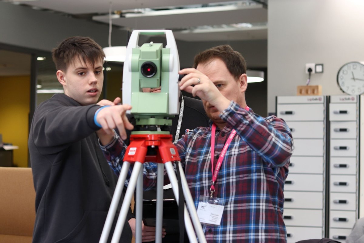 derbycollege's tweet photo. Thank you to Sam from @GreenhatchGroup who helped #ProfessionalConstruction #TLevel students at the Hudson Building learn more about #surveying. ๐๏ธ๐ทโโ๏ธ๐ท๐ทโโ๏ธ
Find out about how you could help us deliver T Levels too ๐
https://t.co/5j95iDsnK0 https://t.co/RkxmhFupap