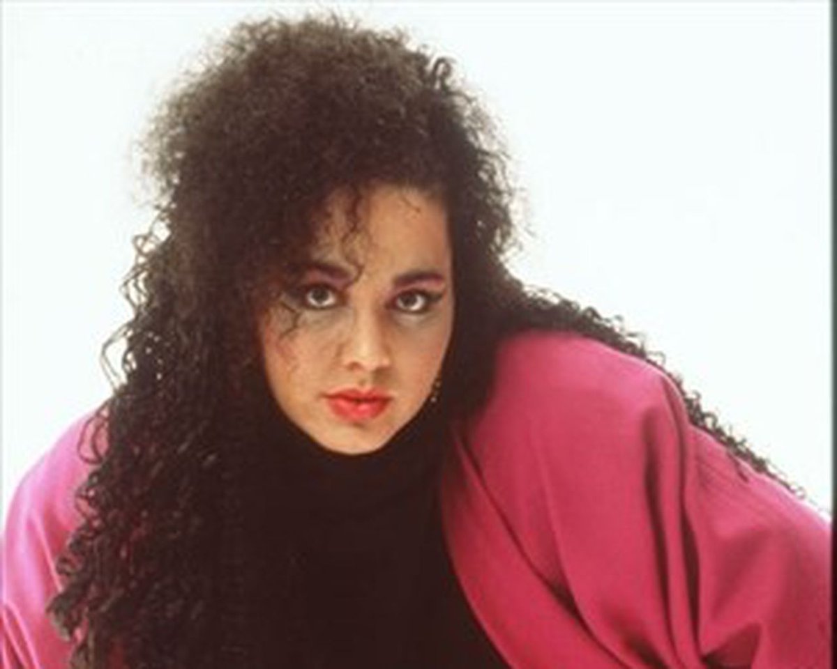 SOCANmusic's tweet photo. At the 1985 JUNOs, Liberty Silver made history 3x in one night, becoming a) the first Black woman to ever win a JUNO  b) the winner of the 1st JUNO for R&amp;B/Soul Recording of the Year, and c) the winner of the 1st JUNO for Reggae Recording of the Year. #BHM https://t.co/1M74EDrY5H https://t.co/jqVbRNq90C