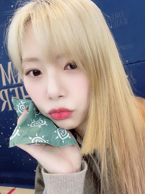 JiUChile's tweet photo. [❁📱Weverse ¦ 31.12.21]🔮 #Jiu #지유 #Dreamcatcher #드림캐쳐
Mi amor❤
No queda ni un día de 2021, pásalo bien sin remordimientos mientras te mantienes cálido y feliz ❤❤🥰
#Dreamcatcherchile #Dystopia #드림캐쳐비커즈도플갱어 #Dreamcatcher_BEcause
🦎| Dreamcatcher.chile https://t.co/cdWJXTSohV
