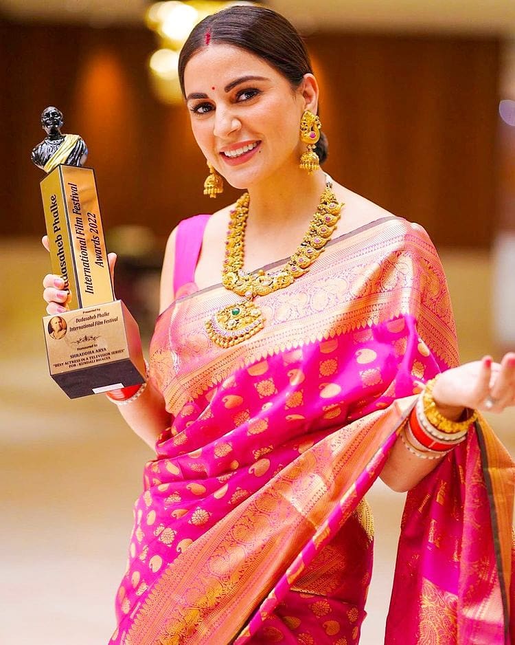 BEST ACTRESS IN TELEVISION SERIES :- SHRADDHA ARYA ! ❤❤🥺💕🧿 Many Many Congratulations to Queen @AryaSmilesa Styled by : @nehaadhvikmahajan Saree: @neerusindia #ShraddhaArya #BestActressInTelevisionSeries #ProudMoment #WeLoveYouSA #TheDheeShraFandom #DPIFFAwards2022