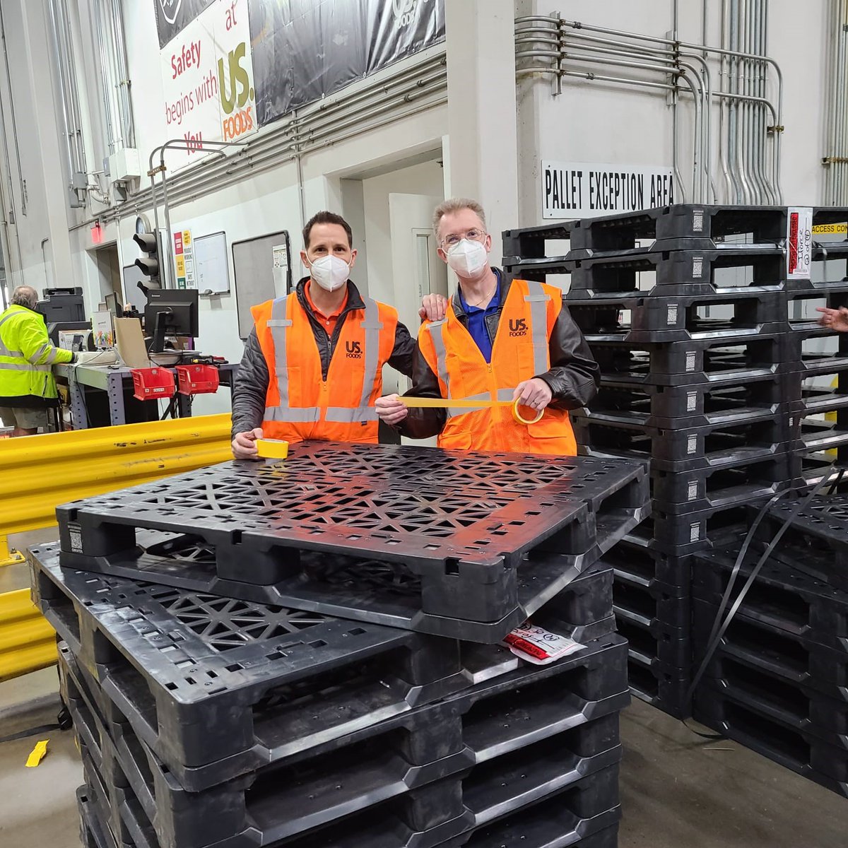 PalletAlliance's tweet photo. On site in Las Vegas to kick off a trial of smart pallets for one of America’s largest foodservice distributors. #foodservice #supplychain #pallets #manufacturing #success #palletmanagement #shipping #logistics #trackingsolutions #plasticpallets #ONVITA https://t.co/eFIxKwTfTW