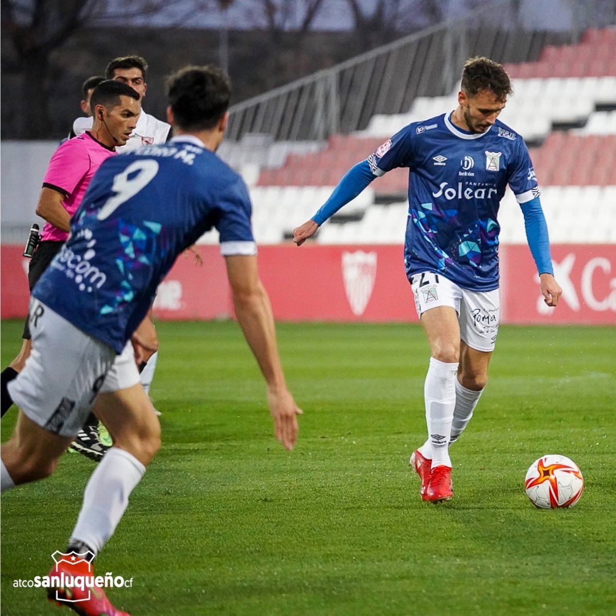 atcosanluqueno's tweet photo. ⚽️🔝 ¡Qué felices nos hiciste, Alfonso!

 ¡Más que merecido! 👏🏽👏🏽

#HazañaSanluqueña https://t.co/c9WZmLYKsB