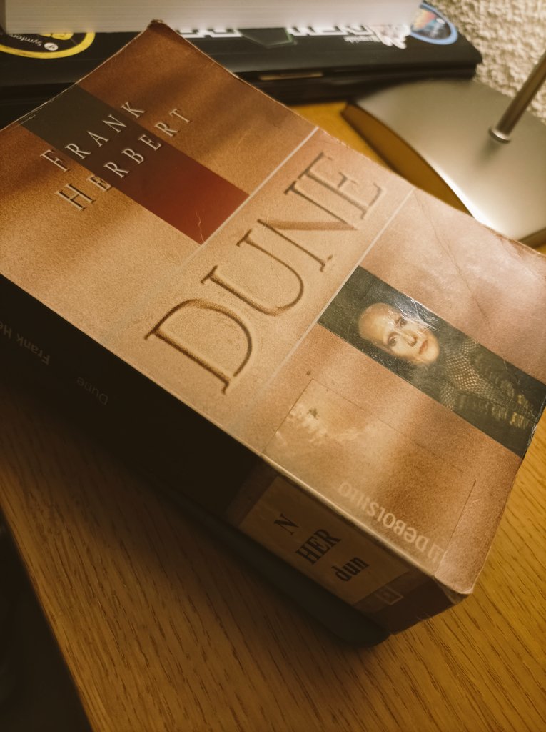 Pues este finde he visto la película y me he quedado con ganas de más, así que voy a leerme al menos el primero. 

Por cierto recordad que aún siguen existiendo bibliotecas públicas, que a mí a veces se me olvida. Que el dinero no sea excusa para no leer más.