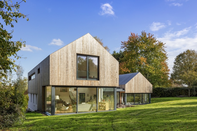 Moderne #Holzfassade. Ein nachhaltig und durchdacht designtes Familienheim im Herzen von Hampshire, umgeben von der wunderschönen Naturlandschaft zweier Nationalparks, wurde vor Kurzem fertiggestellt. #holz #fassade #kebony
 zcu.io/tr6U