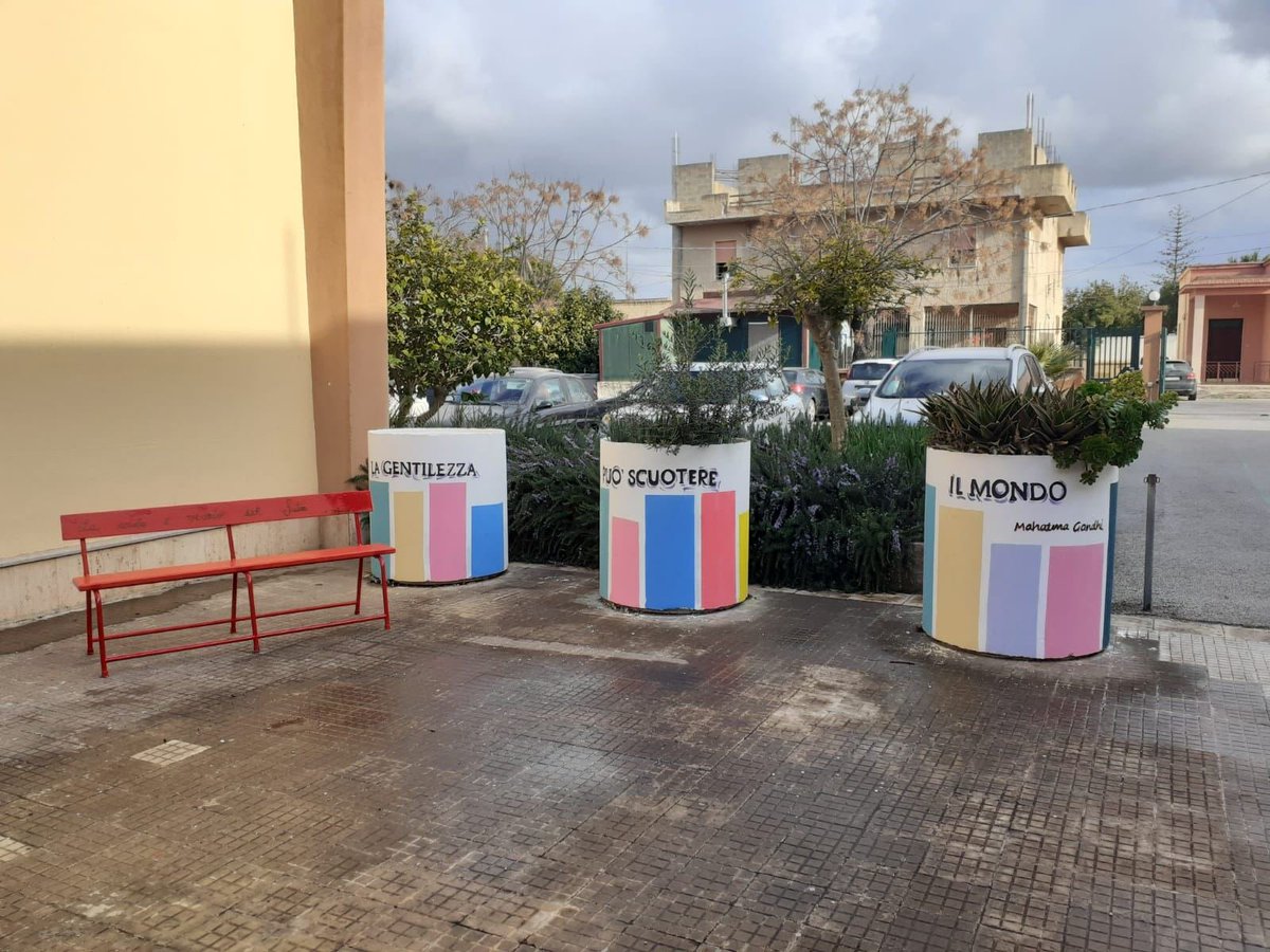 GasperiIc's tweet photo. 💜 Gli alunni della De Gasperi hanno realizzato una panchina viola, aderendo  al Progetto nazionale #costruiamogentilezzainsieme dell'associazione "Cor et amor"  #costruiamogentilezza @C_Gentilezza https://t.co/dMyavwlkbz