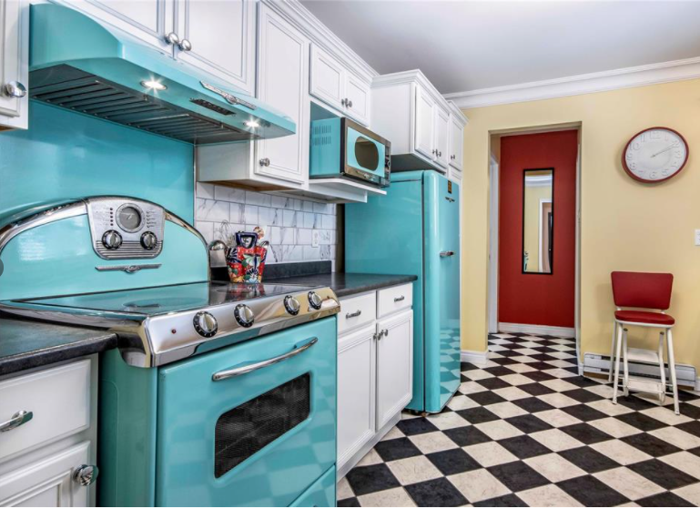 AngryDalty's tweet photo. Neat retro kitchen I saw on a listing today.
#NotAFail https://t.co/ZInUJVc2mn