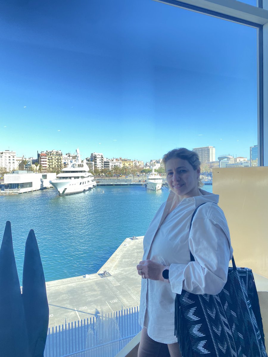 تحت هذه السماء لسنا جميعًا احباب ممكن اصداقاء وان لم نكن فبتأكيد لنسا اعداء ☀️🇪🇸😊