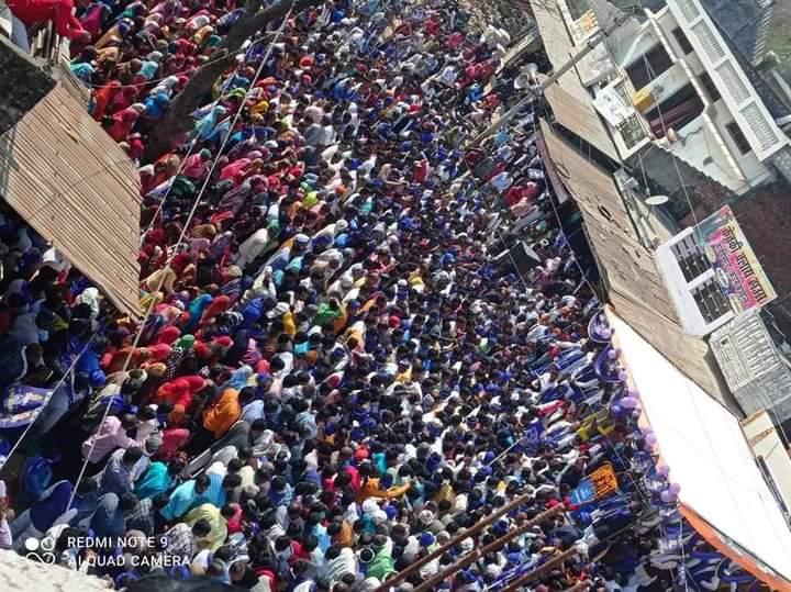 Ajeetkvoice's tweet photo. इतनी भीड तो हम���रे एक प्रत्याशी के चुनाव कार्यालय के उद्घाटन मे ही इकट्ठी हो जाती है जो मोदीजी, अमितशाह जी,अखिलेश जी की रैल�� मे भी नही आती। चुनाव आयोग से निवेदन है कि चुनाव रोक बसपा को 403 सीटे पर विजयी घोषित करे और जनता के टैक्स बचाये।बसपा जीत रही है।
 https://t.co/CDzGuCdrbX