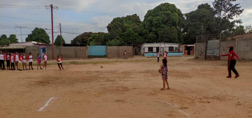 Desde el Municipio San José de Guanipa, nuestra Juventud Femenina se prepara en la disciplina de #Kickingball junto a la entrenadora <a href="/YarkiTUPAMARO/">Yarki TUPAMARO</a> con el fin de impulsar el deporte e inculcar valores colectivos  y solidarios. #TUPAMARO  es deporte.
