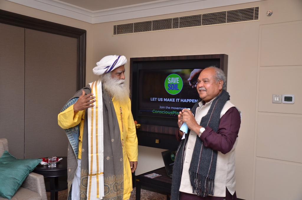 nstomar's tweet photo. श्री @SadhguruJV जी से उनके द्वारा प्रस्तावित Save Soil अभियान के संदर्भ में भेंट की और भारतीय कृषि, मृदा स्वास्थ्य, पर्यावरण संतुलन, एफपीओ इत्यादि विषयों पर विस्तार से चर्चा की।

यह अभियान सराहनीय प्रयास है, मुझे आशा है कि यह मृदा स्वास्थ्य पर जागरूकता फैलाने में लाभप्रद होगा। https://t.co/0ypb1qmnu5