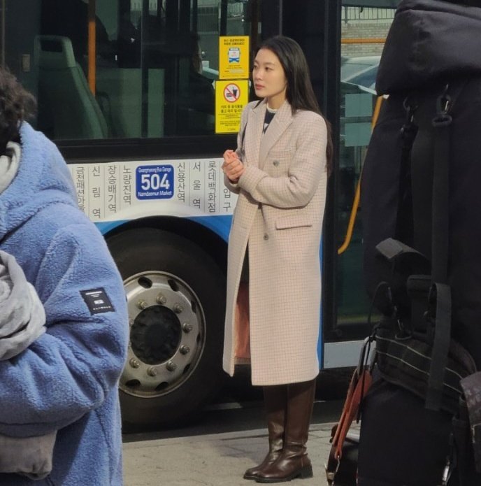 WekiMekiBRA's tweet photo. 👀 | #Lucy foi vista em gravação na rua ontem juntamente com o ator Inguk! Aparentemente eles estavam gravando para o dorama Minamdang. Ela não aparece em nenhum site como parte do cast então é possível que ela faça apenas uma participação. [+] https://t.co/PVGTVyI7ob