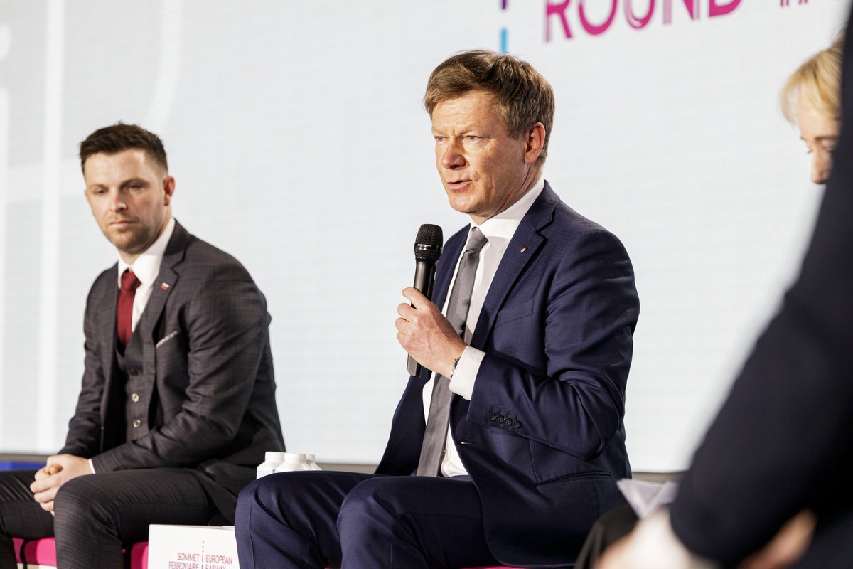 J'ai rassemblé ce matin les acteurs de notre secteur au Sommet Ferroviaire Européen afin d'échanger sur le futur de la mobilité.

Aujourd'hui, nous lançons un appel pour augmenter la part du rail dans les transports : bit.ly/36i0Xzv

Le train est LA solution durable !