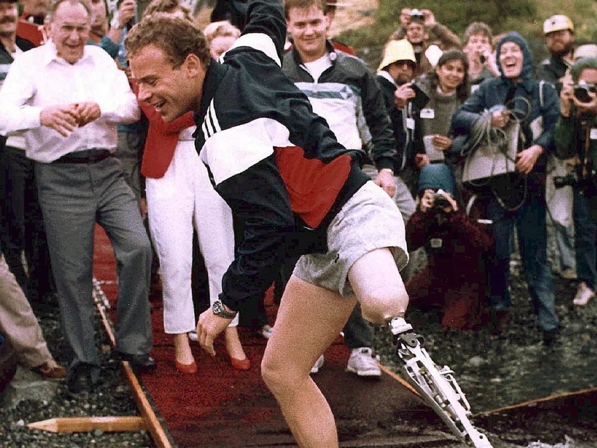 CBCAlerts's tweet photo. Steve Fonyo, who ran across Canada to raise millions for cancer research, dead at 56. Fonyo, who lost a leg to cancer, was appointed to the Order of Canada but it was revoked after several convictions. Fonyo's niece says he had an apparent seizure and could not be revived. https://t.co/vzCnstWhQc