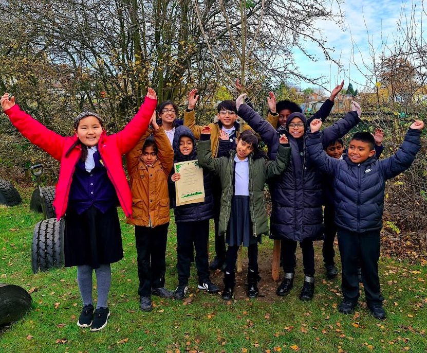 QGCanopy's tweet photo. Children from @grestoneacademy have planted a #JubileeTree in #Birmingham! 🎉
 
The school’s Eco Committee helped to plant a #fieldmaple with @BhamTrees4Life to celebrate Her Majesty’s Platinum Jubilee 🌳 https://t.co/iTG5SBQmWO