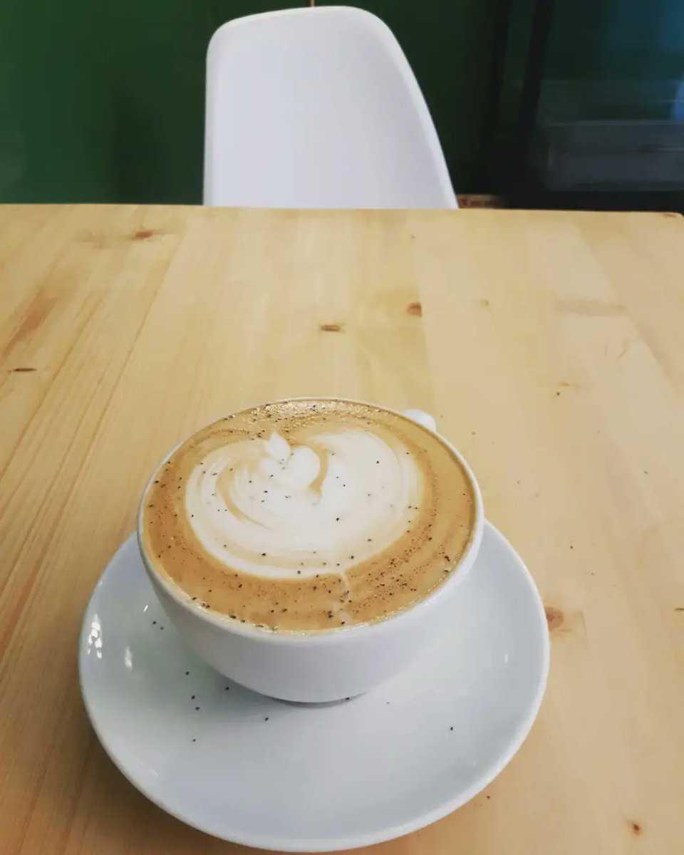 AutumnSaysHey's tweet photo. Enjoying fool's spring thanks to Cultivator Coffee &amp; Other Plants
🌿☕🌿
.
.
.
#localbusiness #coffeeshop #aesthetic #plants #indiana #soin #whereintheworldisautumnelaine https://t.co/XvAaJYSbUA