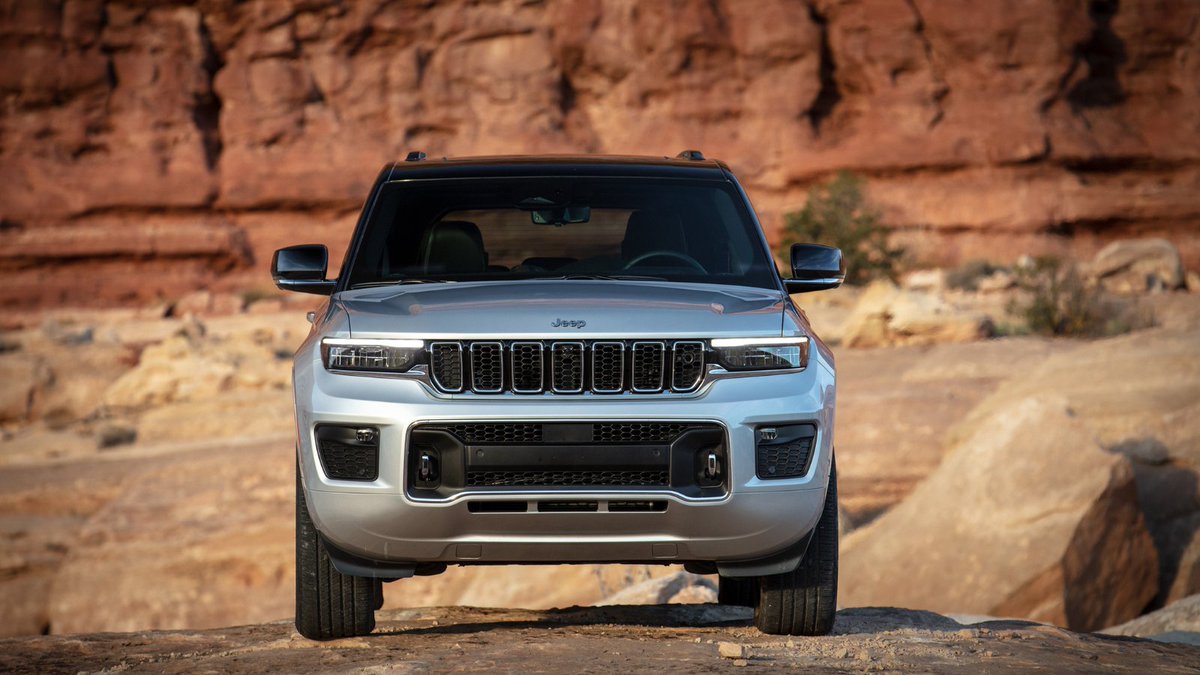 StellantisDE's tweet photo. Im #StellantisFirstYear hat die Marke @Jeep® erstmals den Grand Cherokee – den am häufigsten ausgezeichneten #SUV – als Modellversion L mit 3 Sitzreihen präsentiert. Und den technologisch fortschrittlichsten, #4x4-fähigen, luxuriösen und ⚡️elektrifizierten Jeep Grand Cherokee. https://t.co/6Mfgaw7BRB