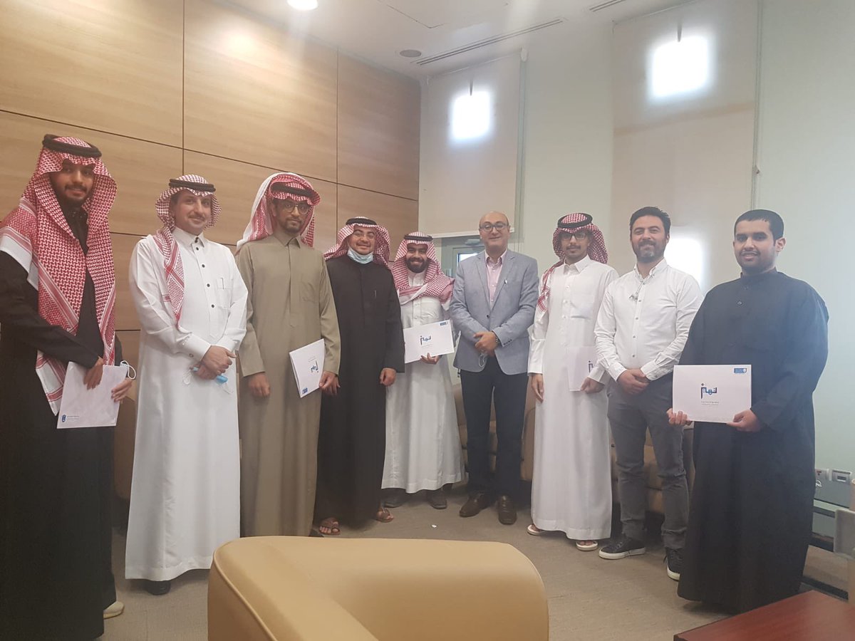 تحت رعاية سعادة الدكتور محمد بن موسى عقيلي عميد كلية إدارة الأعمال التطبيقية بجامعة الملك سعود فرع المزاحمية أقيم اليوم حفل تكريم الطلاب المتميزين والحاصلين على جائزة العميد للطلبة المتفوقين دراسياً خلال العام الدراسي ١٤٤٢هـ