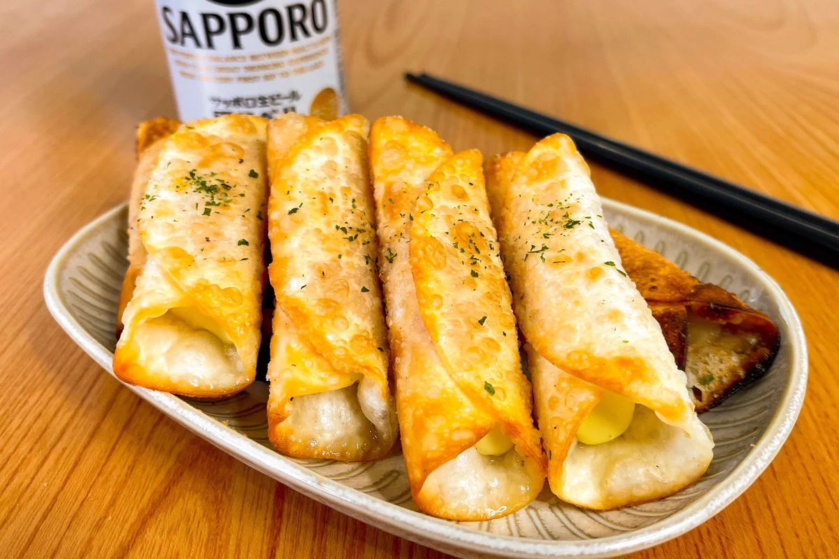 パリパリ食感がたまらない一品に仕上がる？！生ハム×チーズの組み合わせが美味しそうな、揚げ餃子風レシピ！
