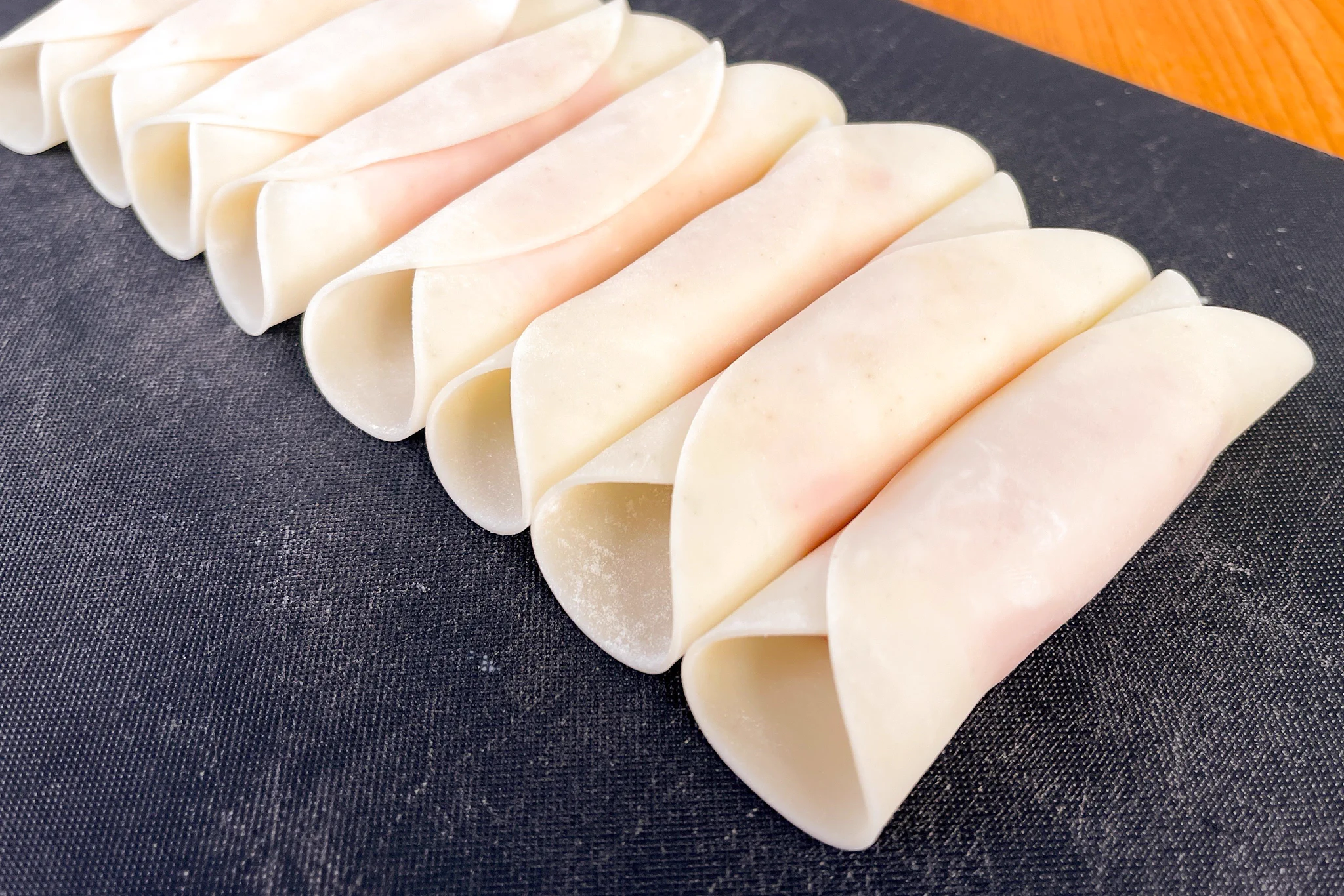 パリパリ食感がたまらない一品に仕上がる？！生ハム×チーズの組み合わせが美味しそうな、揚げ餃子風レシピ！