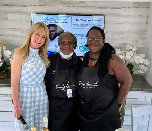 ChelseaReedFL's tweet photo. Trinnette Morris is my celebrity chef foodie crush and getting to be her emcee was fun, fabulous and delicious! @TrindyGourmet 
Thank you @ArtiGras  Fine Arts Festival for showcasing true talents here @CityofPBG! With @PalmBeachPR @KLongRobinson @pbnchamber https://t.co/zUk3vws7A0