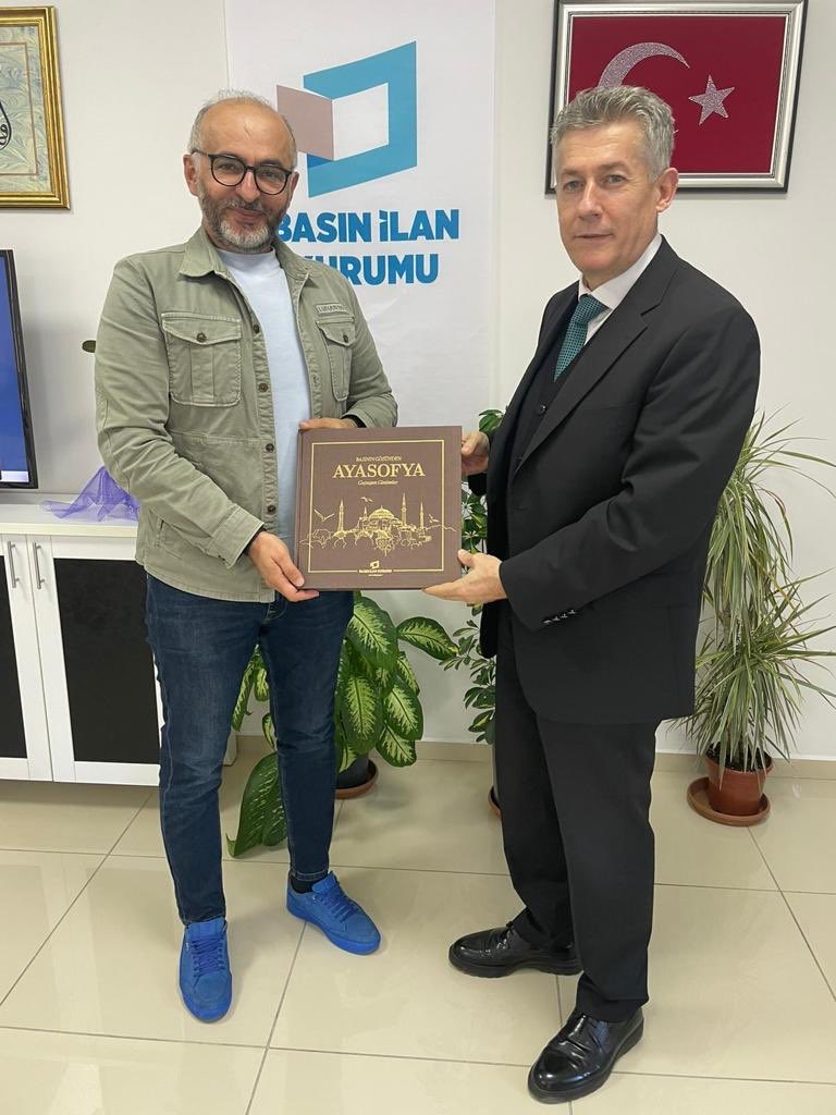 MedyaRota Genel Yayın Yönetmeni Ersin İbil ziyaretimize geldi. Görüş alışverişinde bulunduğumuz Ersin İbil’e kurum yayınlarından Basının Gözünden Ayasofya isimli kitabımızı takdim ettim. Nazik ziyareti için teşekkür ederim.