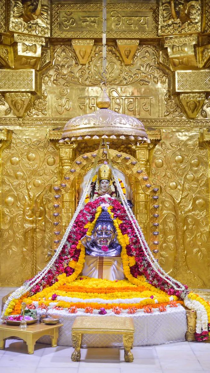 DevaAmar's tweet photo. श्री सोमनाथ महादेव मंदिर,🙏🌹🙏
प्रथम ज्योतिर्लिंग - गुजरात (सौराष्ट्र)
दिनांकः 21 फरवरी 2022, माघ कृष्ण पंचमी - सोमवार 
सायं शृंगार https://t.co/oBD5dogTfG